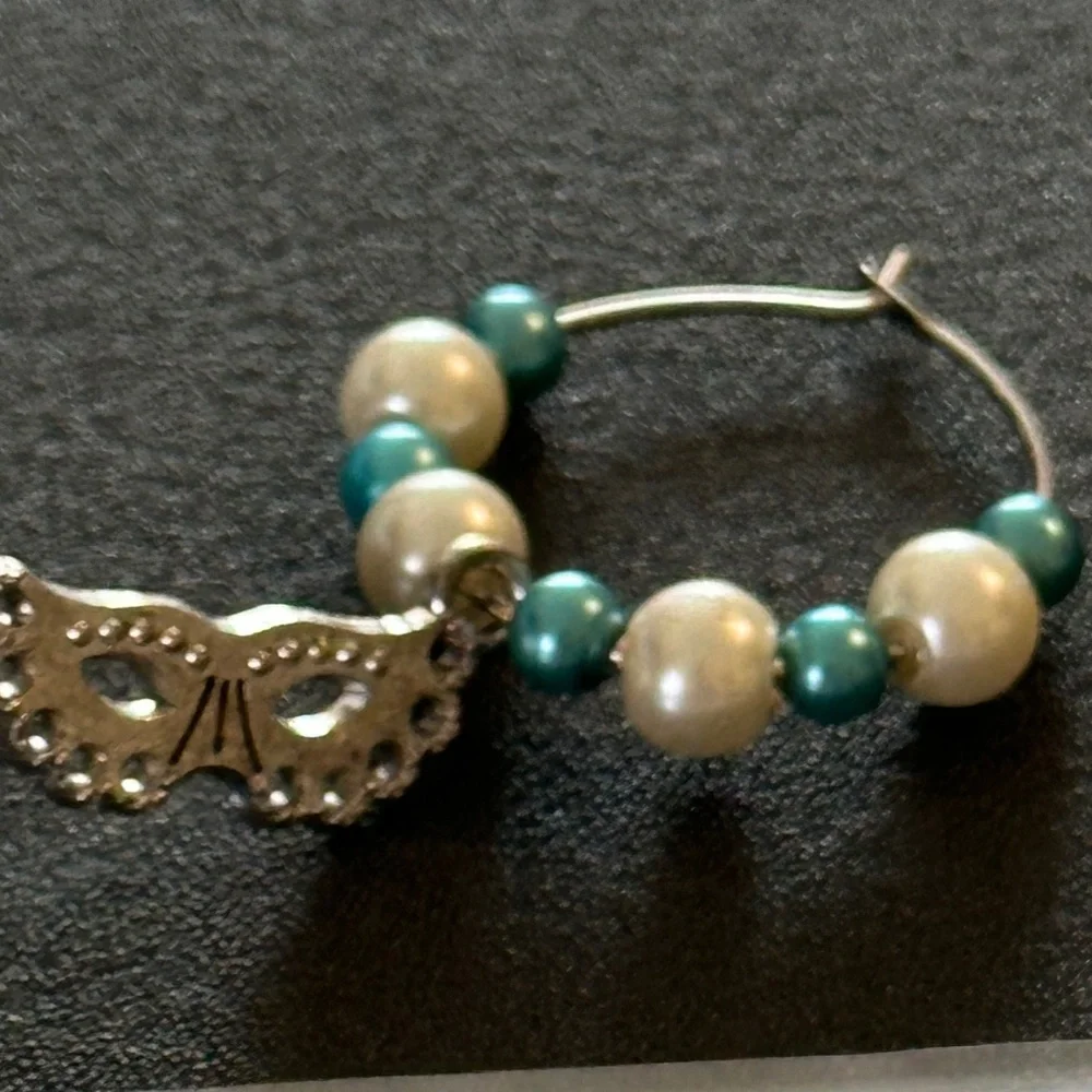 Wine glass tag stainless steel hoop turquoise/white beads Masquerade mask